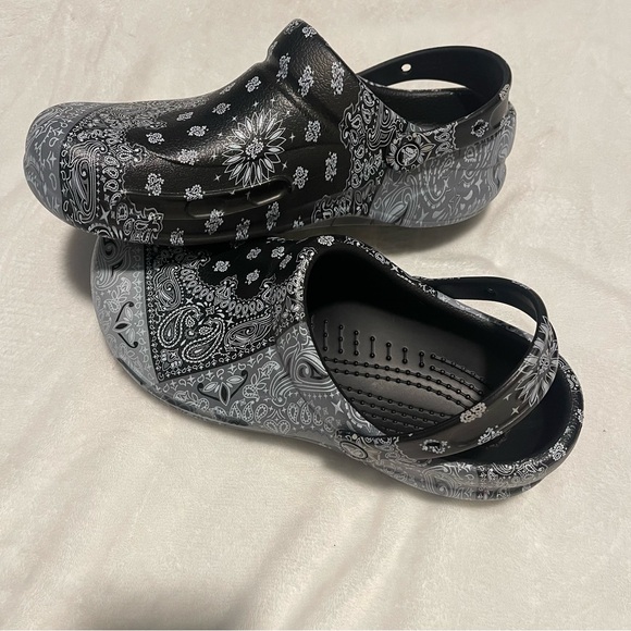 Crocs / At Work Bistro Clogs / Gray
Bandana Print / Mens 11 / Slip
Resist New - Picture 7 of 7